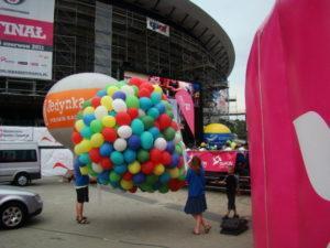 balony z helem gotowe do wypuczenia czekają na znak organizatora eventu