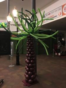 palma z balonów