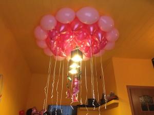 dekoracja sufitu balonami