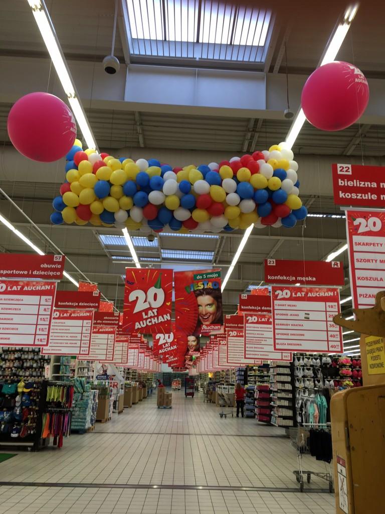 grad balonów w hipermarketach Auchan