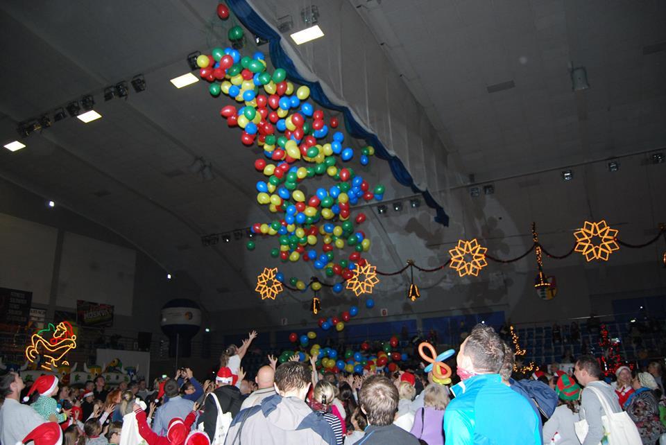 wypuszczenie balonów podczas imprezy Urzędu Miasta