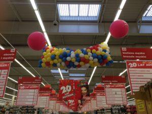 grad-balonów-wypuszczenie-balonów-z powietrzem-na-klientów