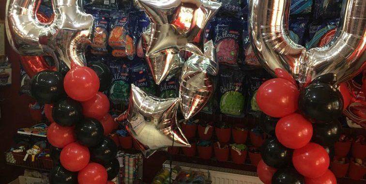 kolumny balonowe na urodziny z cyframi