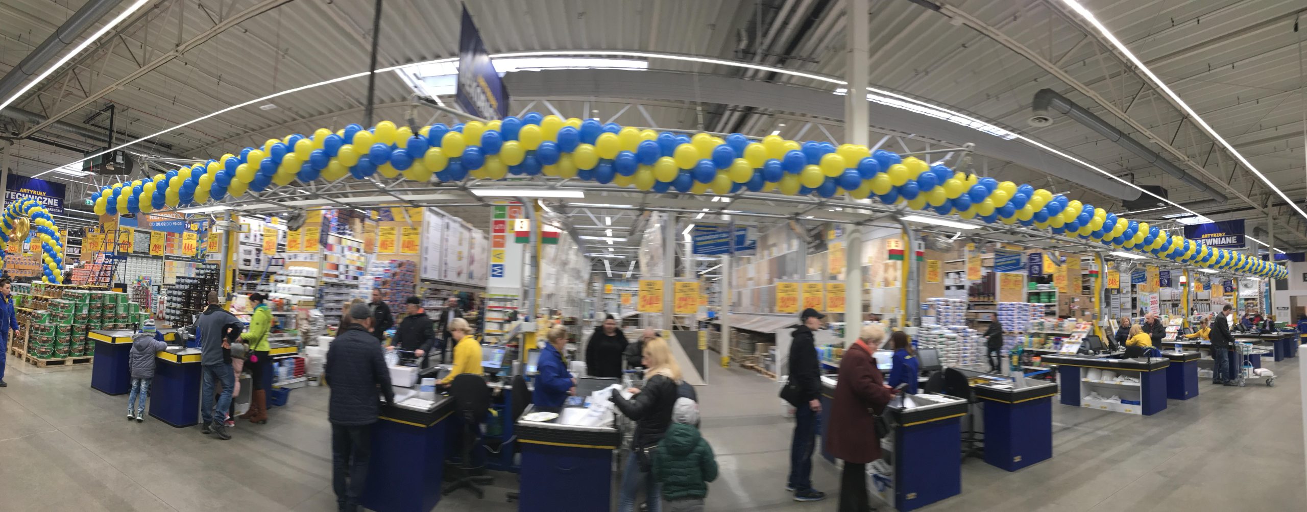 zdjęcie panoramiczne długa girlanda balonowa nad linią kas