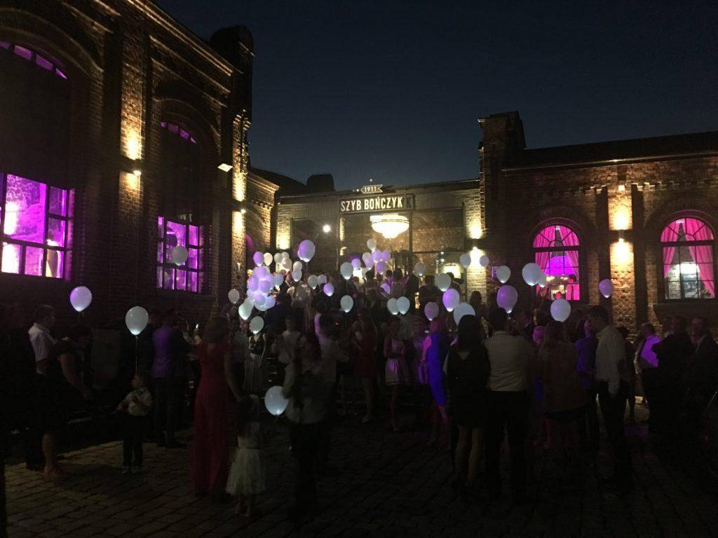 balony z diodą LED napełnione helem wypuszczone przez gości weselnych