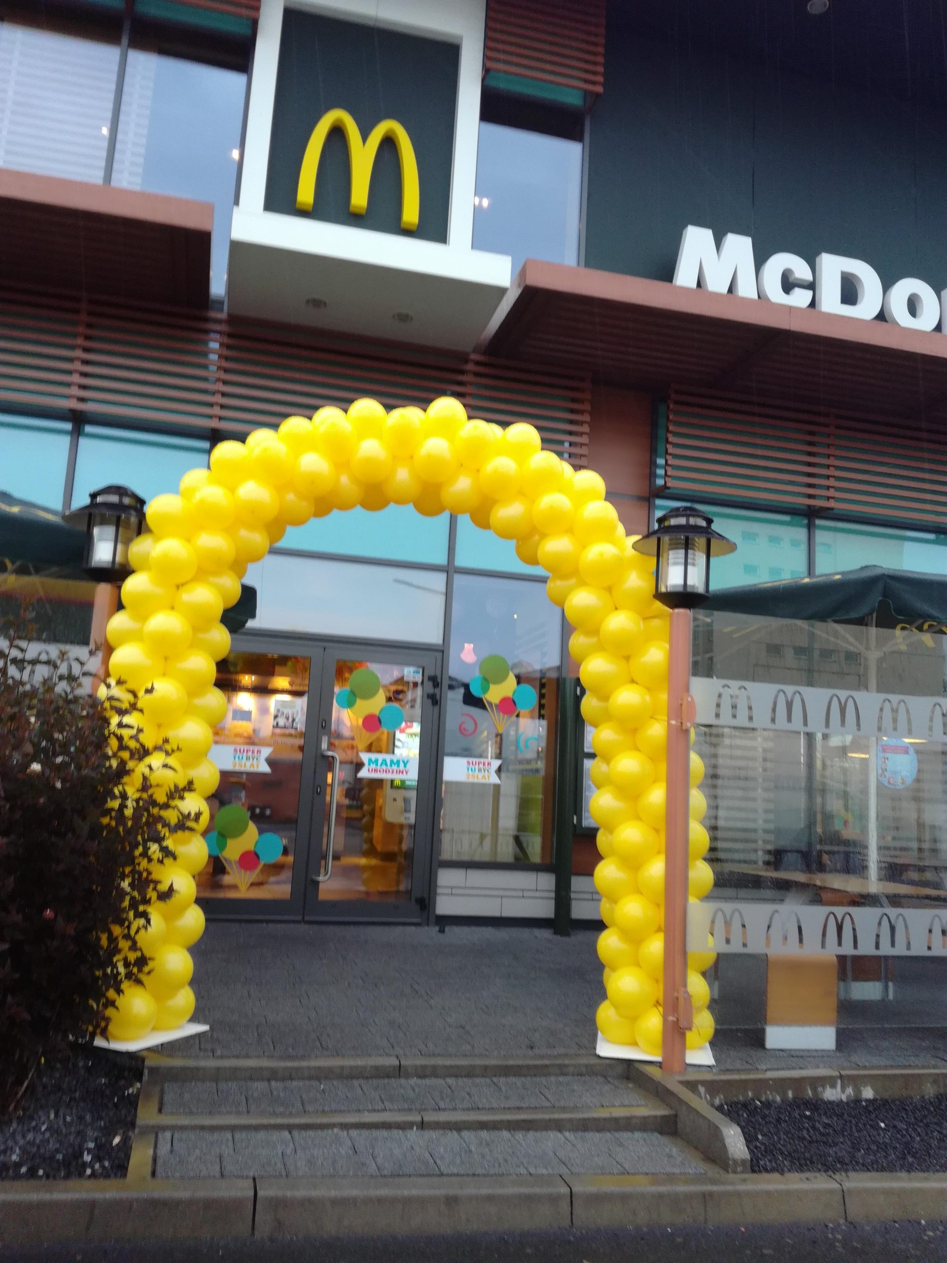 brama z balonów w Poznaniu dla Mc Donalds