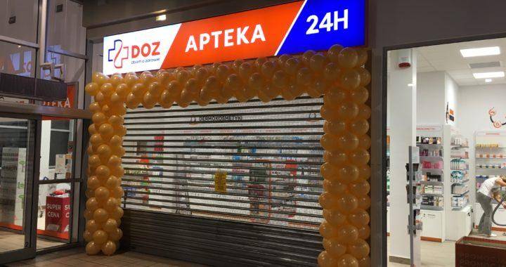brama z balonów na otwarcie apteki DOZ w Płocku