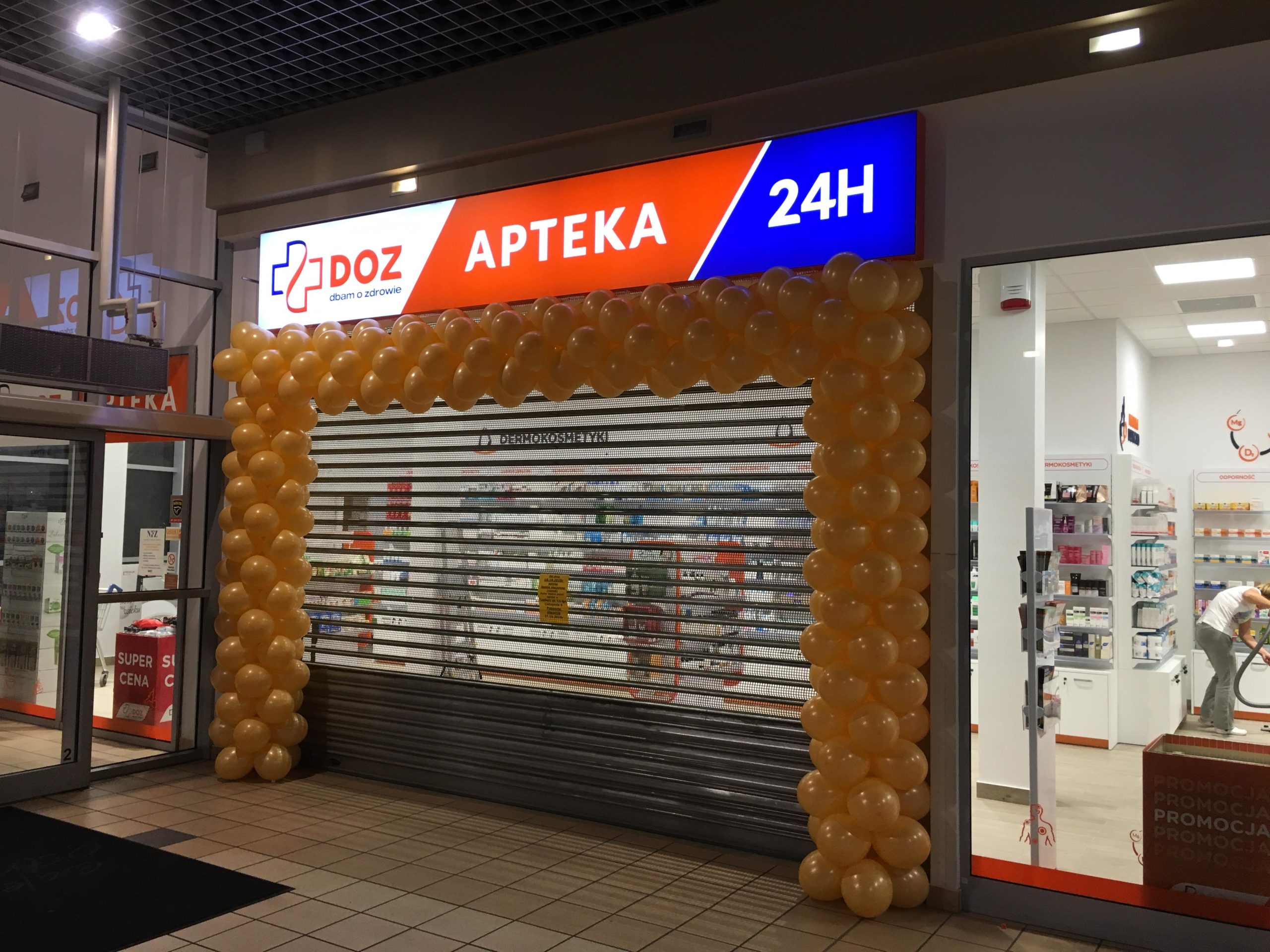 brama z balonów na otwarcie apteki DOZ w Płocku