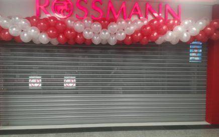 girlanda-balonowa-nad-wejściem-do-Rossmann