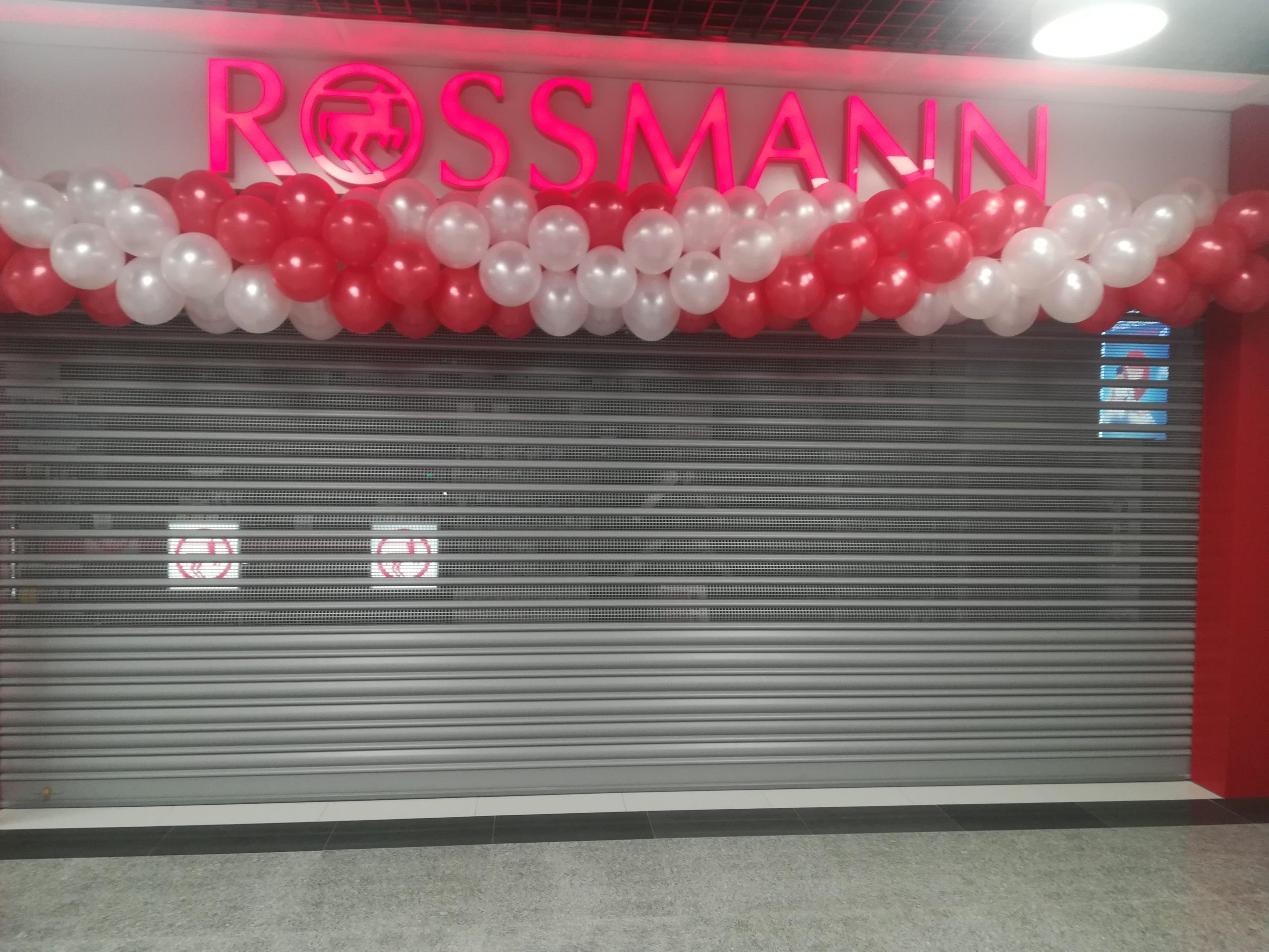 girlanda-balonowa-nad-wejściem-do-Rossmann