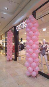 różowe kolumny balonowe na otwarcie Esotiq w Gdańsku