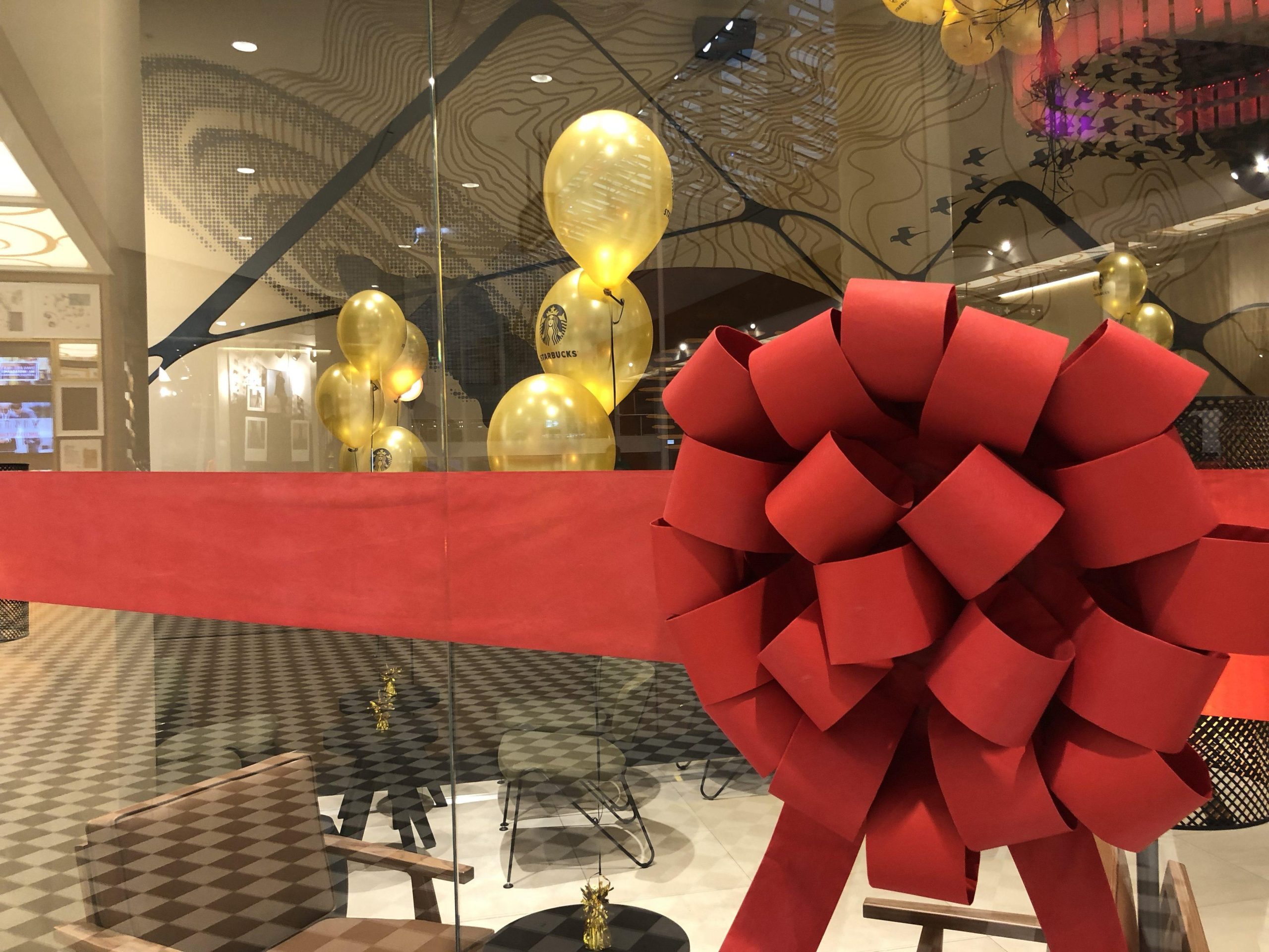 Balony na otwarcie Starbucks Warszawa