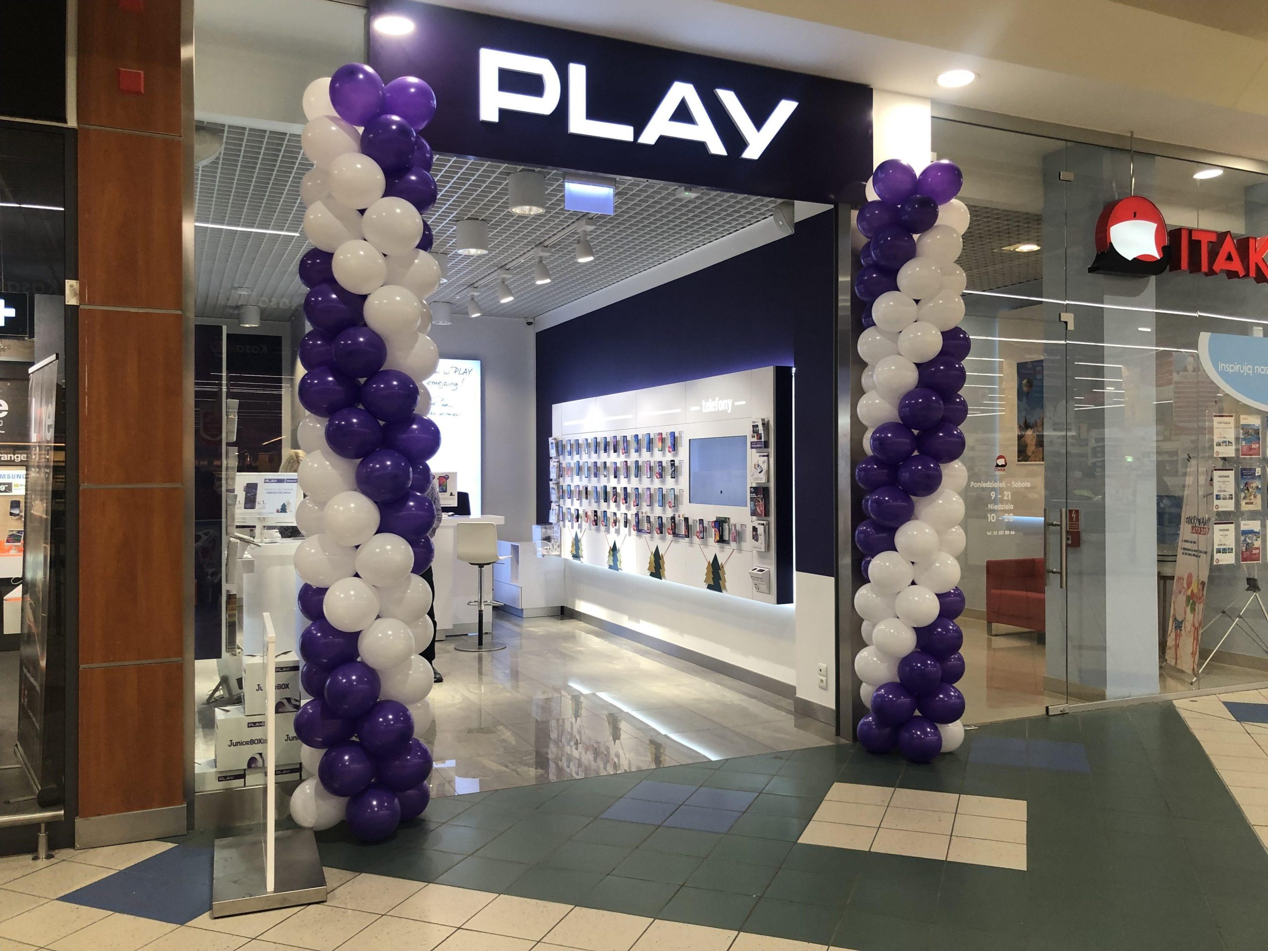 kolumny balonowe przed salonem play w auchan cieszyn