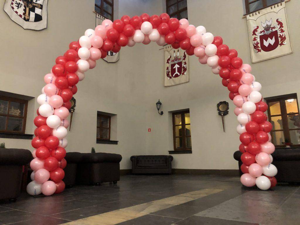 Łuk z balonów jako dekoracja eventu walentynkowego dla Dr. Oetker w Zamku Ryn