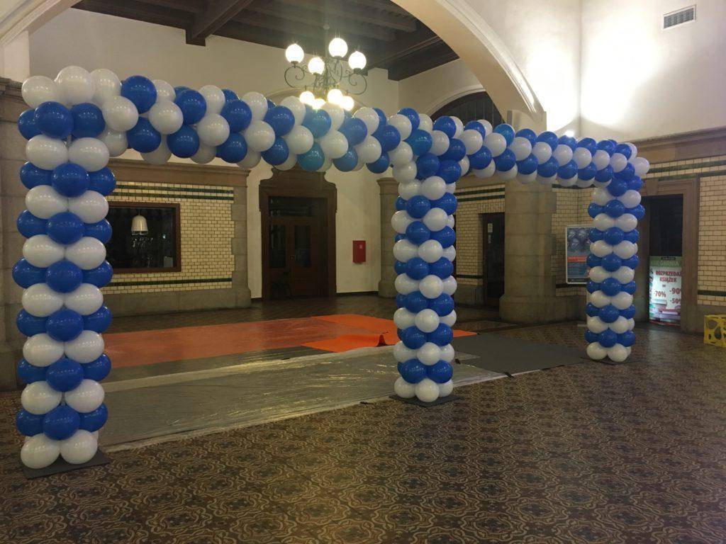 Podwójna brama z balonów na otwarcie nowego połączenia dla PKP Opole