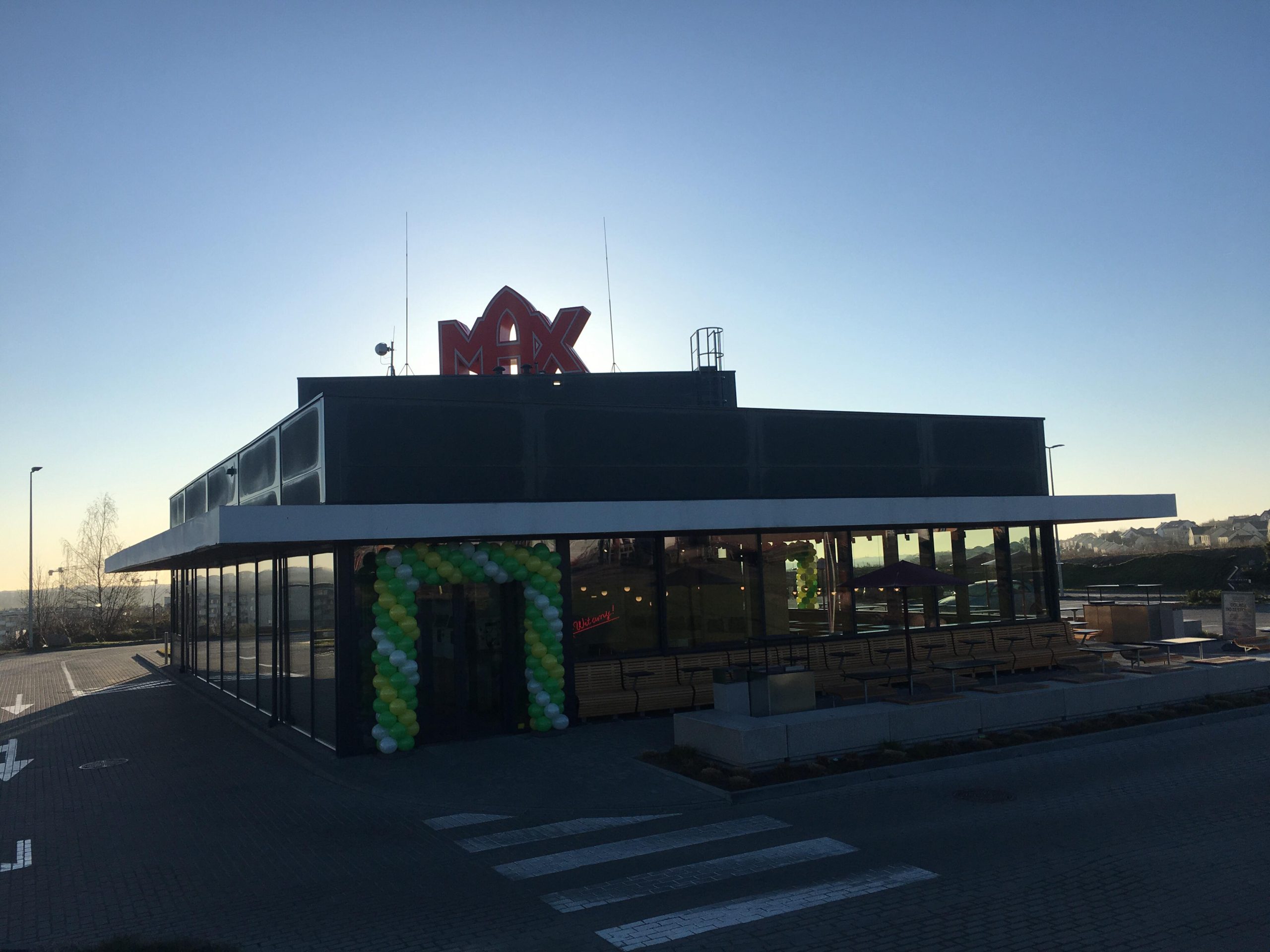 brama-z-balonów-trójmiasto-Max-Premium-Burgers-dekoracja-na-otwarcie
