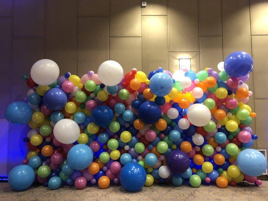 organiczna ściana balonowa jako element dekoracji balonowej na konferencje firmową w krakowskim hotelu Double Tree by Hilton