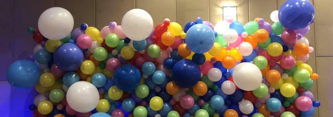 ściana-balonowa-dekoracja-balonowa-w-krakowskim-hotelu-DoubleTree