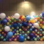 ściana-balonowa-dekoracja-balonowa-w-krakowskim-hotelu-DoubleTree
