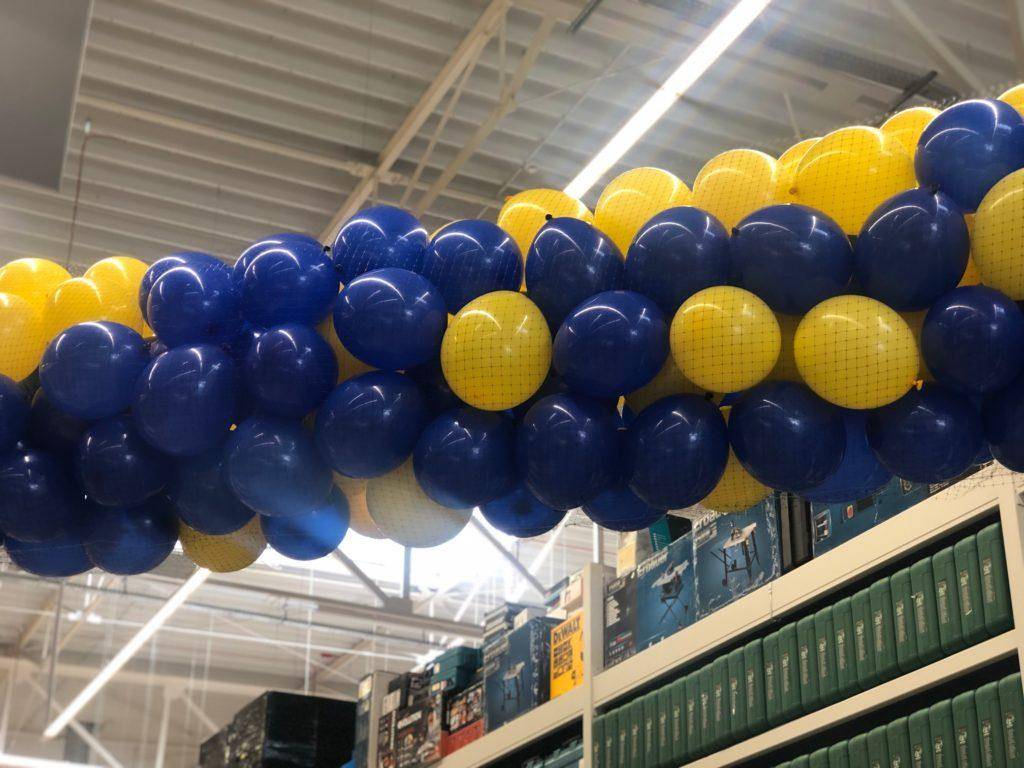 wypuszczenie balonów z siatki na zwycięzców loterii Castorama