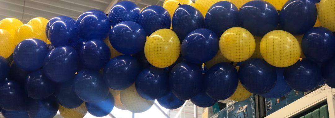 atrakcja-balonowa-na-wreczeniu-glownej-nagrody-w-loterii-Castorama-w-Skarzysku-Kamiennej-siatka-z-balonami-grad-balonow