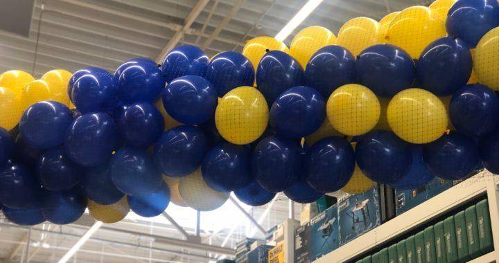 atrakcja-balonowa-na-wreczeniu-glownej-nagrody-w-loterii-Castorama-w-Skarzysku-Kamiennej-siatka-z-balonami-grad-balonow