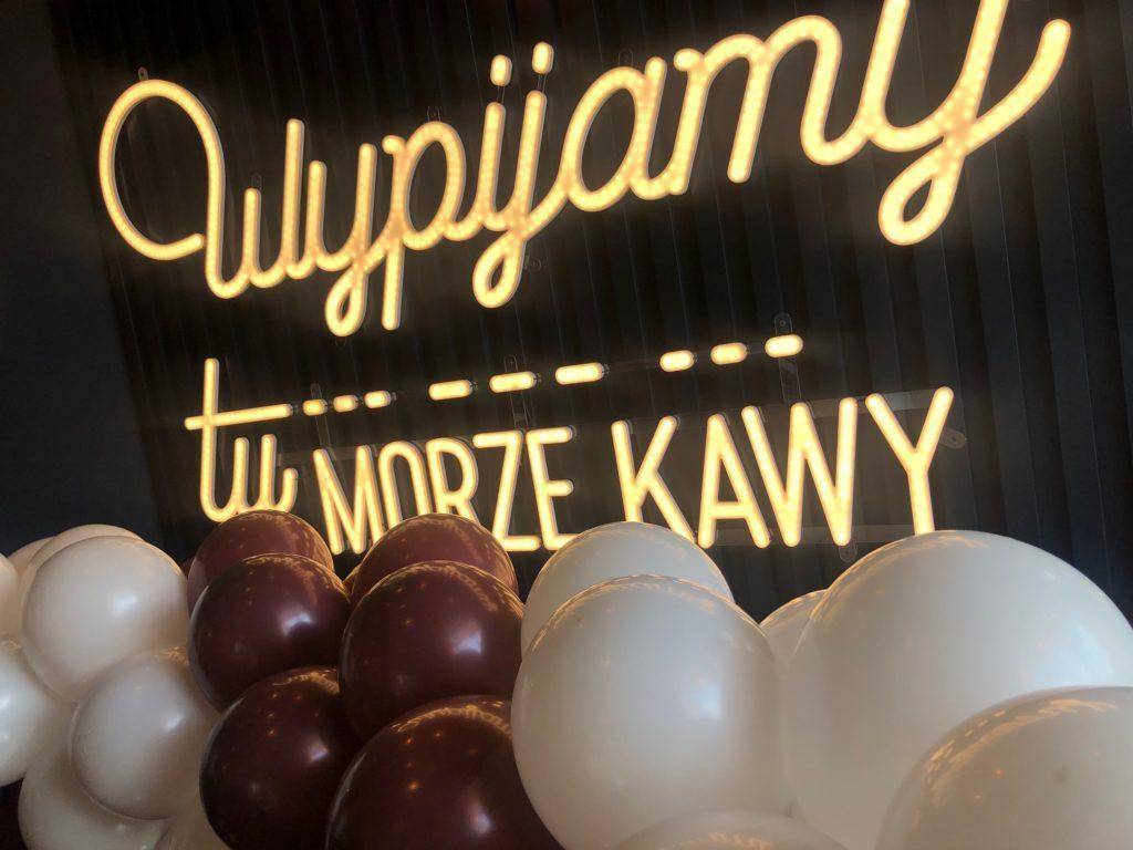 brama balonowa na otwarcie Costa Coffee w Sopocie wraz z pompowaniem balonów helem przez trzy dni na czas eventu otwarciowego