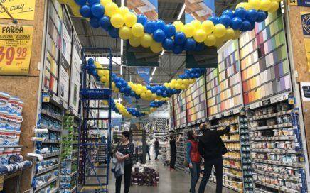 girlandy-balonowe-balonowe-dekoracje-jako-dekoracja-marketu-budowalnego