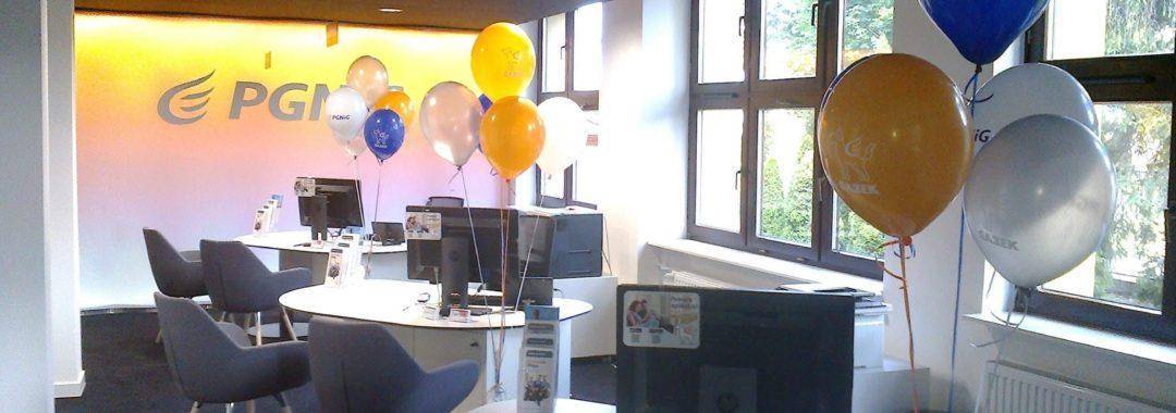balony-z-helem-z-logo-PGNiG-przy-biurkach