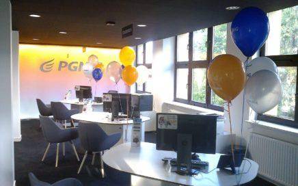 balony-z-helem-z-logo-PGNiG-przy-biurkach