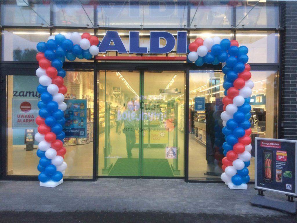 Brama z balonów na ponowne otwarcie po remoncie dyskontu Aldi w Krakowie