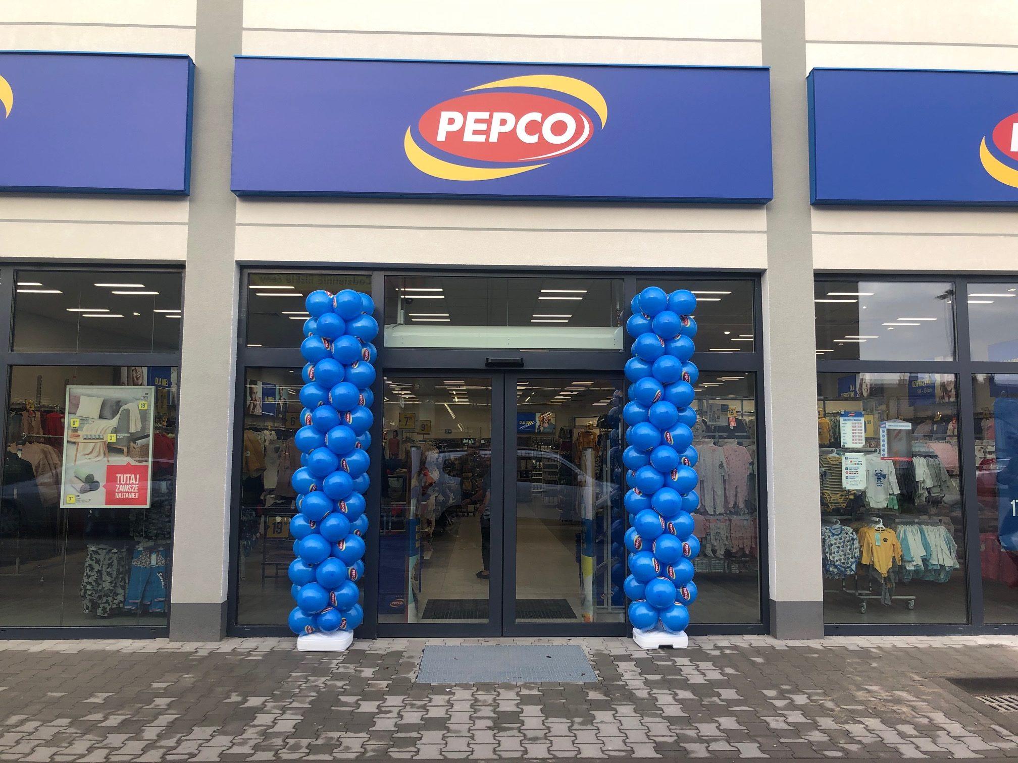 kolumny-balonowe-przed-wejsciem-do-sklepu-Pepco-Żarów