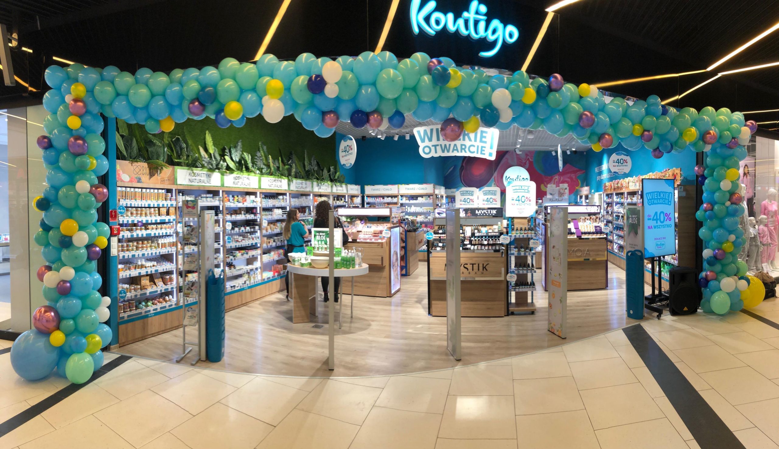 organiczna-brama-z-balonów-w-galerii-katowickiej
