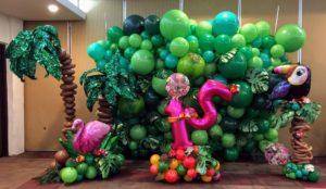 dekoracja-balonowa-w-temacie-hawajskim-tropikalnym-palma-z-balonow-sciana-balonowa-flaming-balonowy