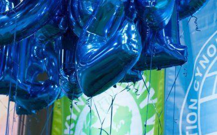 balony-cyfty-niebieskie-napełnione-helem-jako-dekoracja-wybiegu-dla-psów-rasowych-w-Expo-Silesia-w-Sosnowcu.