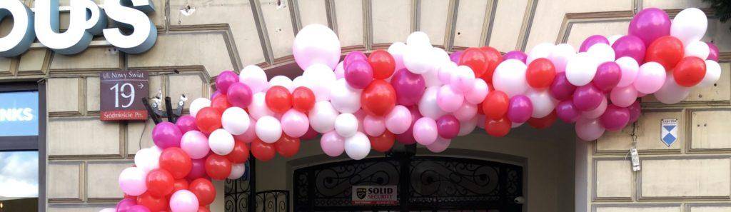 Walentynkowa organiczna dekoracja balonowa jako dekoracja wejścia do restauracji na Nowym Świecie