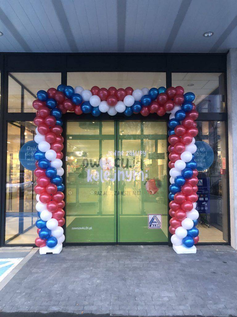 Brama z balonów jako dekoracja wejścia do sklepu Aldi w Łodzi