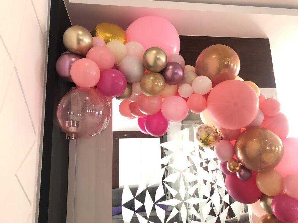Dekoracja balonowa słodkiego stołu na uroczystość weselną