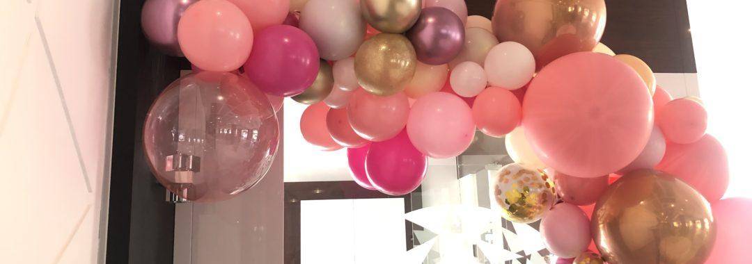 dekoracja-balonami-organiczny-luk-nad-słodkim-stołem