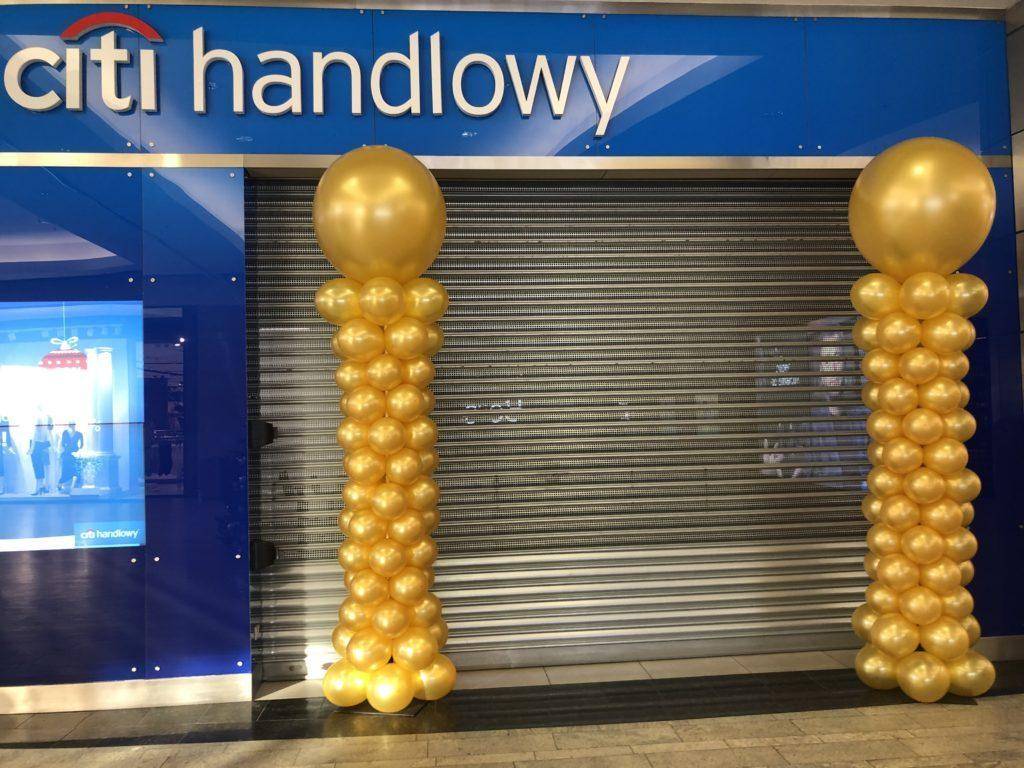 Kolumny balonowe jako dekoracja wejścia dla Citi Bank Handlowy w Silesia City Center w Katowicach