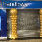 dekoracja-balonowa-ze-złotych-balonów-w-galerii-handlowej-przed-wejsciem-do-Citi-Bank-Handlowy