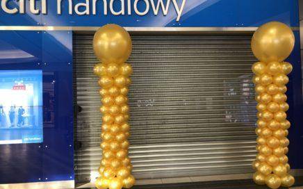 dekoracja-balonowa-ze-złotych-balonów-w-galerii-handlowej-przed-wejsciem-do-Citi-Bank-Handlowy