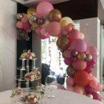 organiczna-girlanda-balonowa-jako-dekoracja-słodkiego-stołu