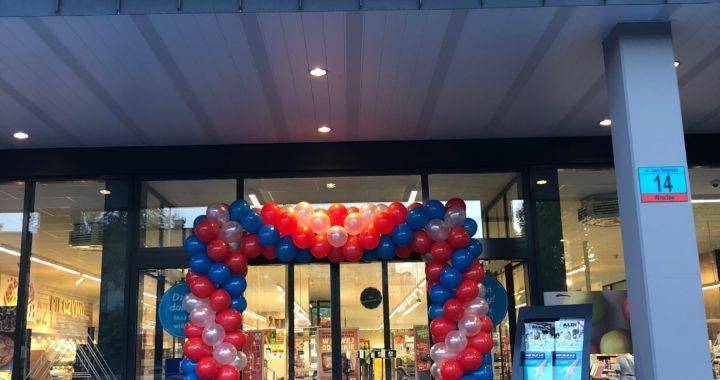brama-z-balonow-jako-dekoracja-na-otwarcie-sklepu-we-Wrocławiu
