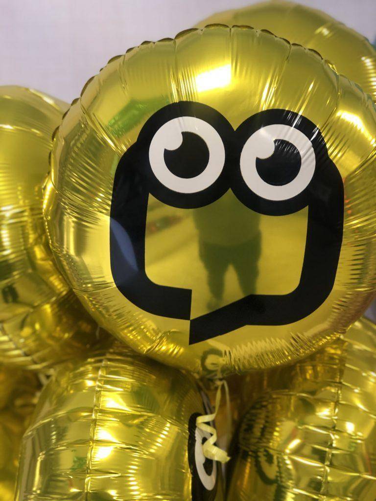 Balony foliowe z nadrukiem dla Live Chat napełnione helem z okazji Dnia Dziecka we Wrocławiu