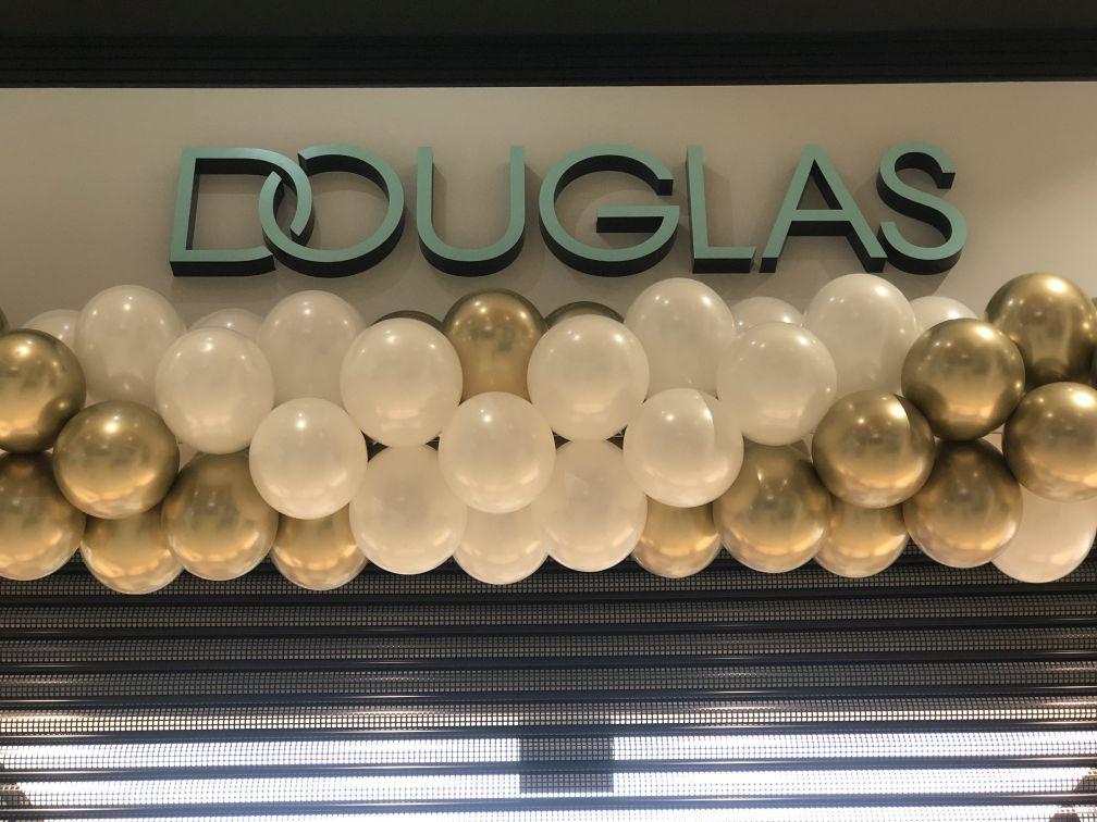 Duża brama balonowa z okazji zmiany konceptu sklepu Douglas w Galerii Bonarka w Krakowie