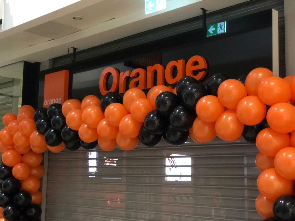Brama z balonów na otwarcie salonu Orange w Centrum Handlowym Arena w Gliwicach