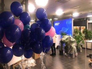 balony-z-helem-na-impreze-z-okazji-rebrandingu-firmy-Polfarma