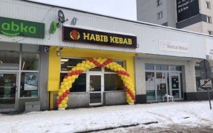 duży łuk z balonów na całą witrynę na otwarcie Habib Kebab w Jaworznie