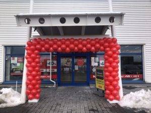 brama-z-balonow-na-otwarcie-salonu-w-Tarnowie